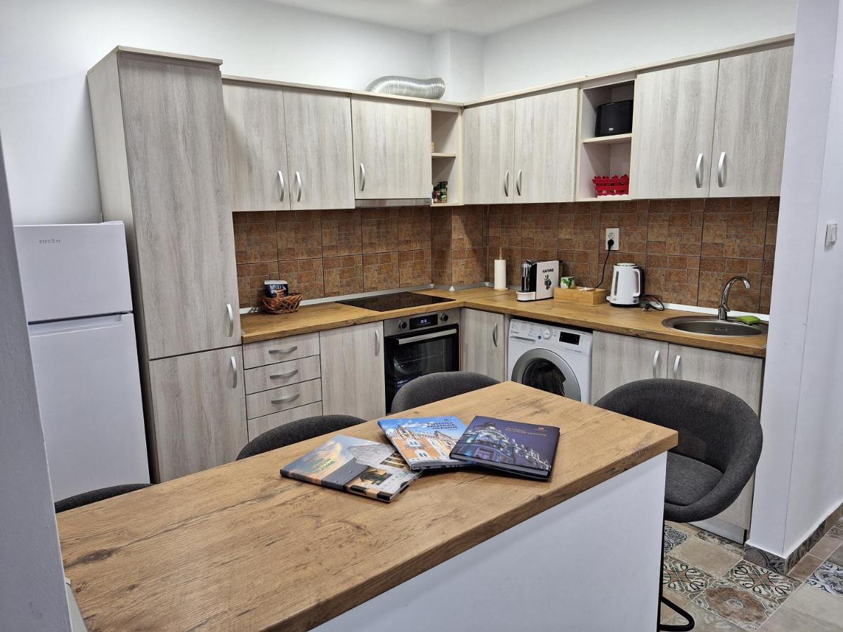 Black Eagle Central Unirii Square, 2 King Size Bedrooms, Free Private Parking Oradea Exterior photo