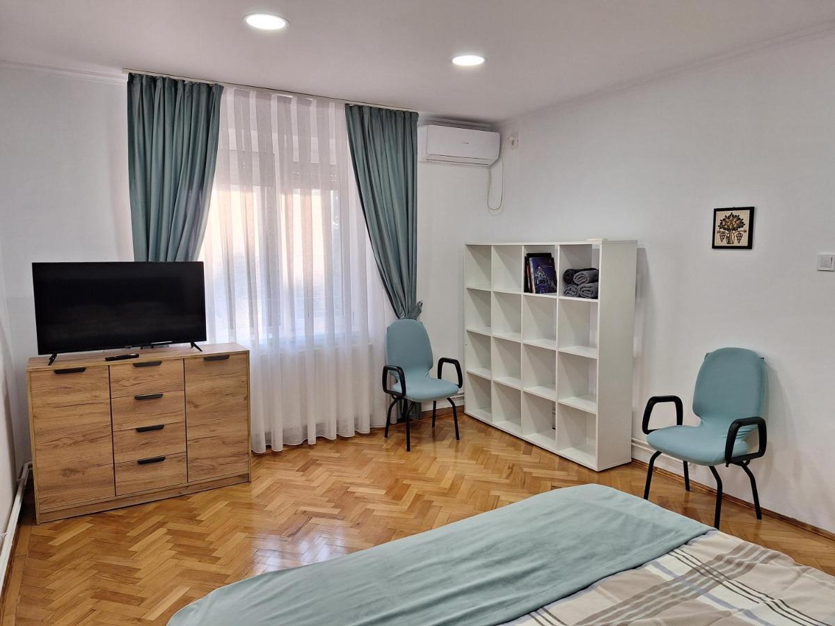 Black Eagle Central Unirii Square, 2 King Size Bedrooms, Free Private Parking Oradea Exterior photo