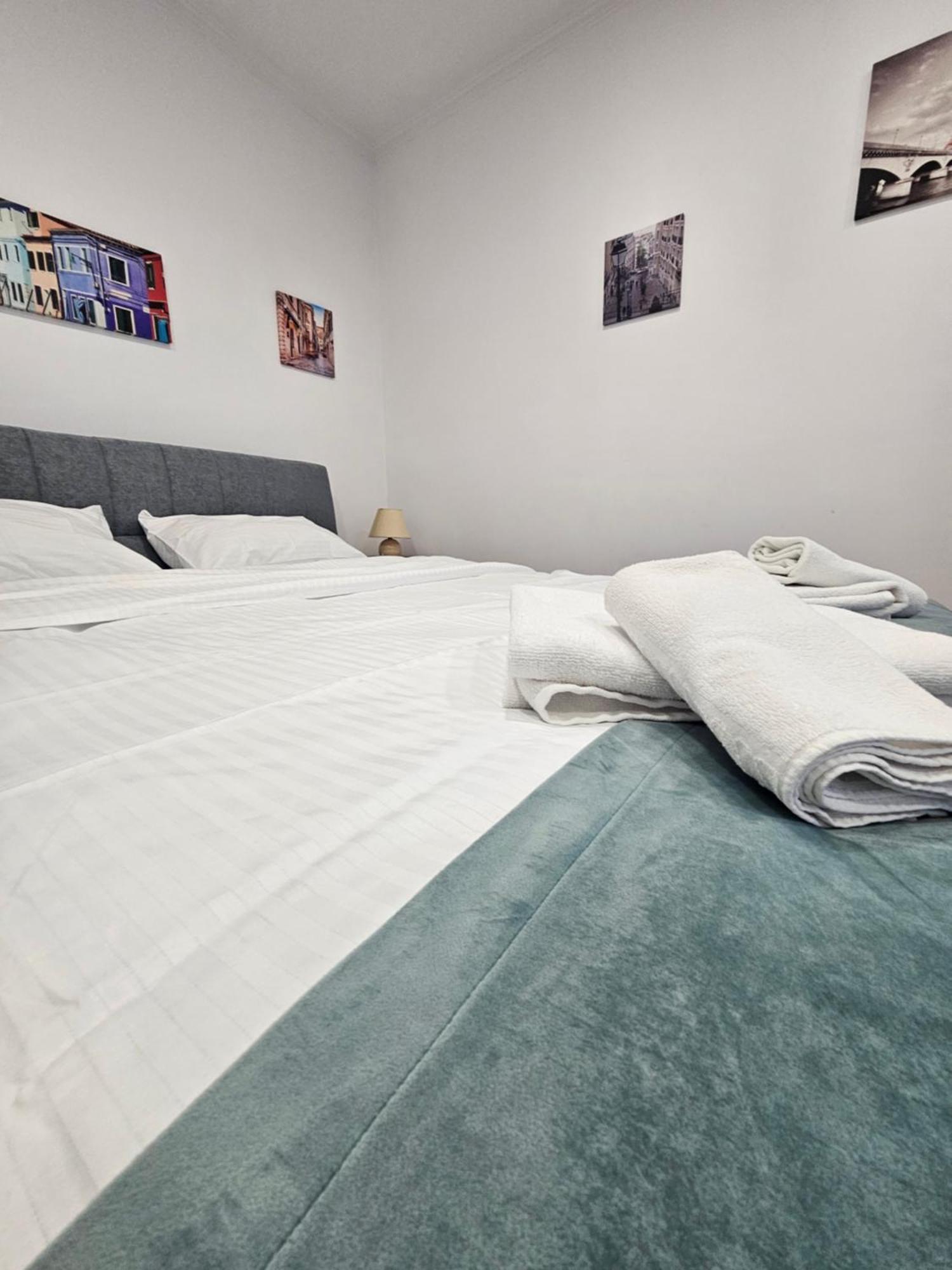 Black Eagle Central Unirii Square, 2 King Size Bedrooms, Free Private Parking Oradea Exterior photo